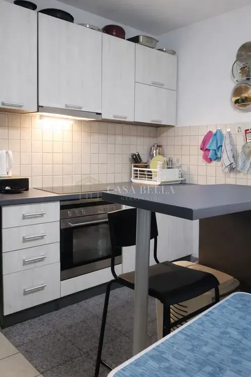 Küche; küchengeräte, fliesenboden