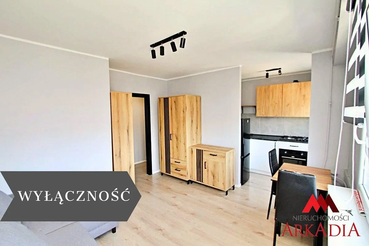 Kuhinja; drveni pod, moderan stil, renoviran, prirodna svjetlost, kućanski aparati