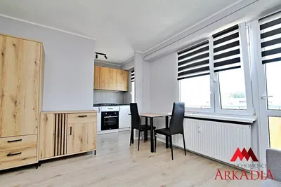 Kuhinja; kućanski aparati, drveni pod, prirodna svjetlost, moderan stil