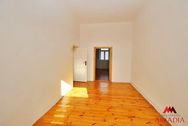 Остало; дрвени под, природно светло