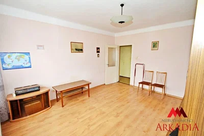 Дневна соба; дрвени под, природно светло