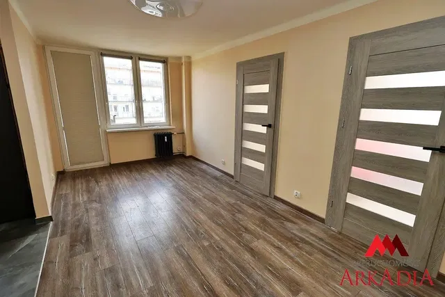 Yatak odası; ahşap zemin, doğal ışık, tadilatlı