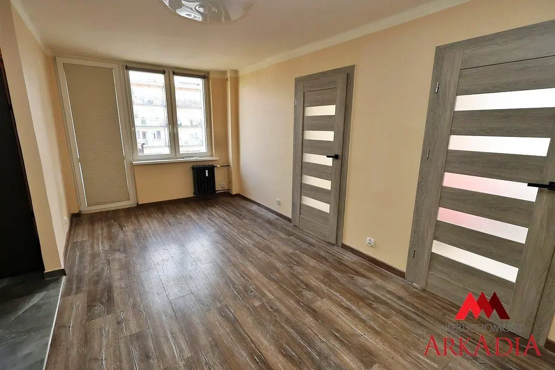 Spavaća soba; drveni pod, prirodno svjetlo, renoviran