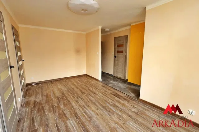 Oturma odası; ahşap zemin, tadilatlı, doğal ışık