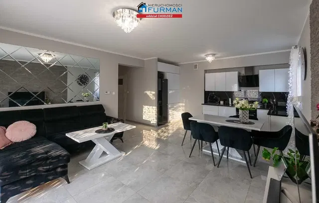 Woonkamer; tegelvloer, moderne stijl, natuurlijk licht