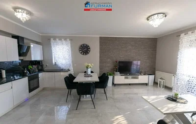 Salon; électroménager, lumière naturelle, style moderne, carrelage