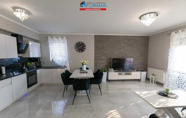 Woonkamer; keukenapparatuur, natuurlijk licht, moderne stijl, tegelvloer