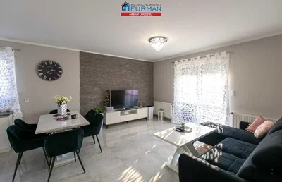 Salon; lumière naturelle, carrelage, style moderne