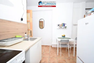 Mutfak; fayans zemin, mutfak aletleri, doğal ışık