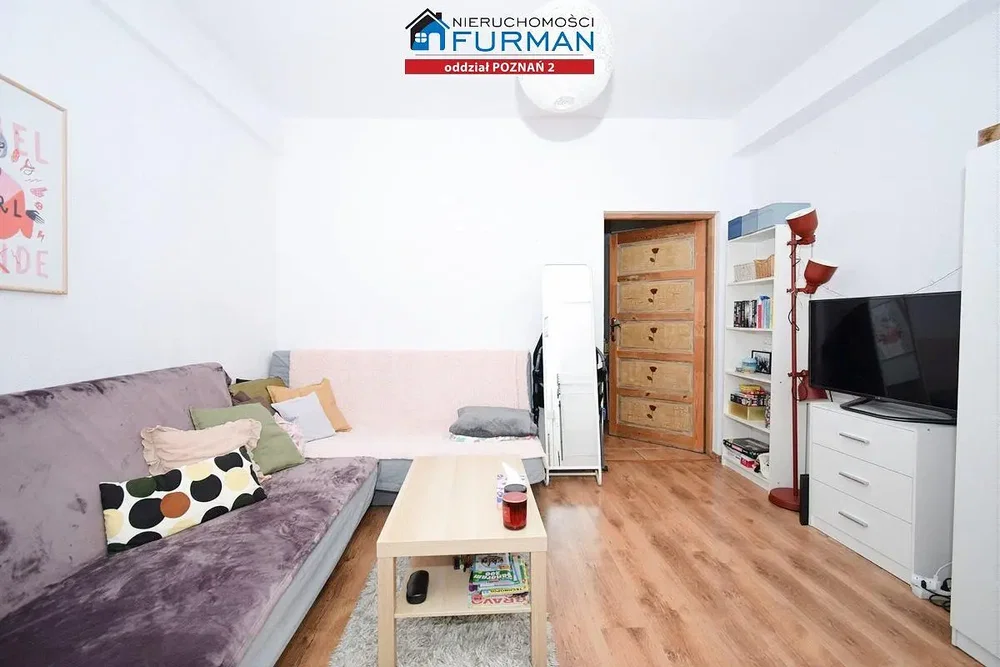 Oturma odası; modern stil, ahşap zemin, doğal ışık