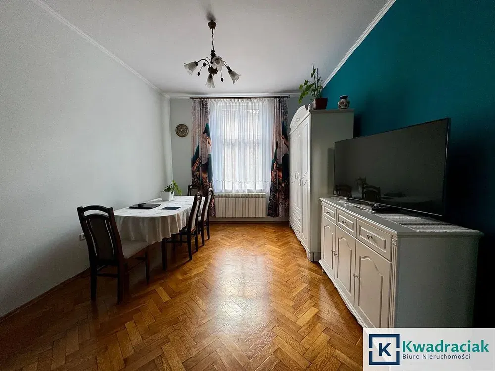 Oturma odası; ahşap zemin, doğal ışık