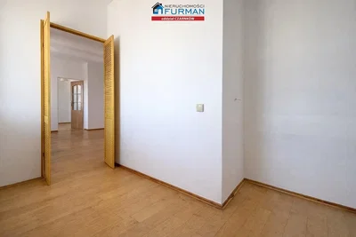 Soba; drveni pod, prirodno svjetlo