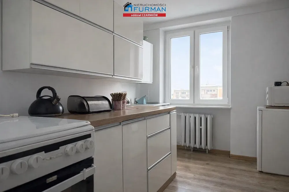 Kuhinja; kuhinjski aparati, pogled, prirodno svjetlo