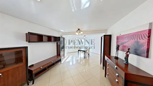 Dnevna soba; pločice, prirodno svjetlo