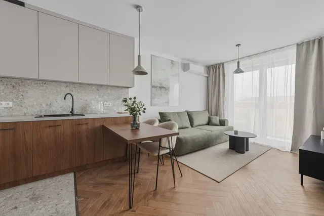 Oturma odası; mutfak aletleri, doğal ışık, modern stil, ahşap zemin