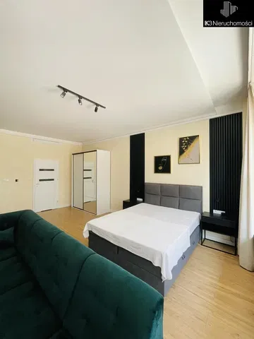 Spavaća soba; prirodno svjetlo, moderni stil