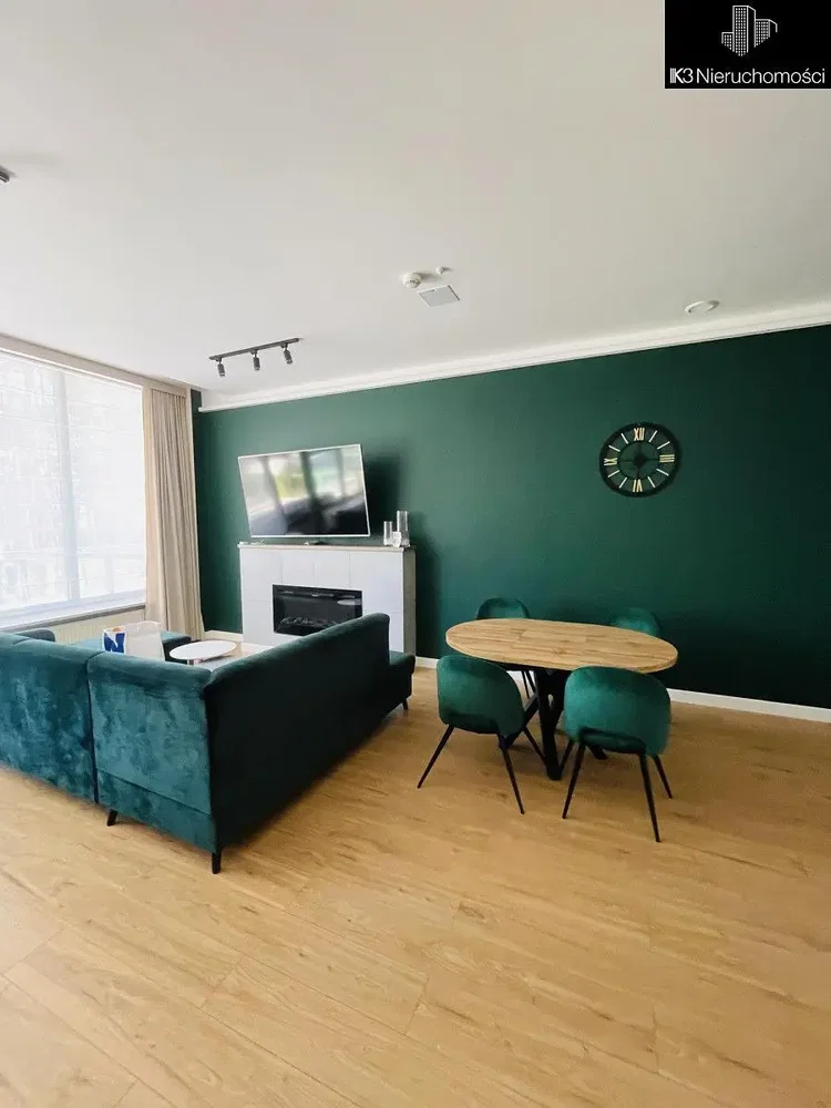 Dnevna soba; kamin, moderni stil, prirodno svjetlo, drveni pod