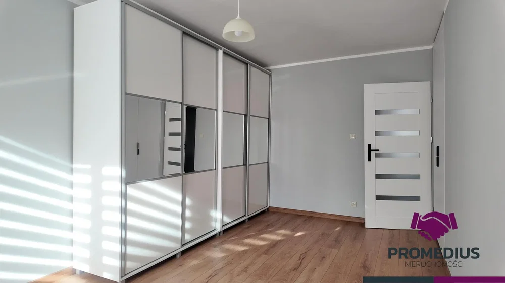 Yatak odası; ahşap zemin, doğal ışık, modern stil