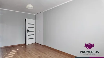 Yatak odası; ahşap zemin, doğal ışık