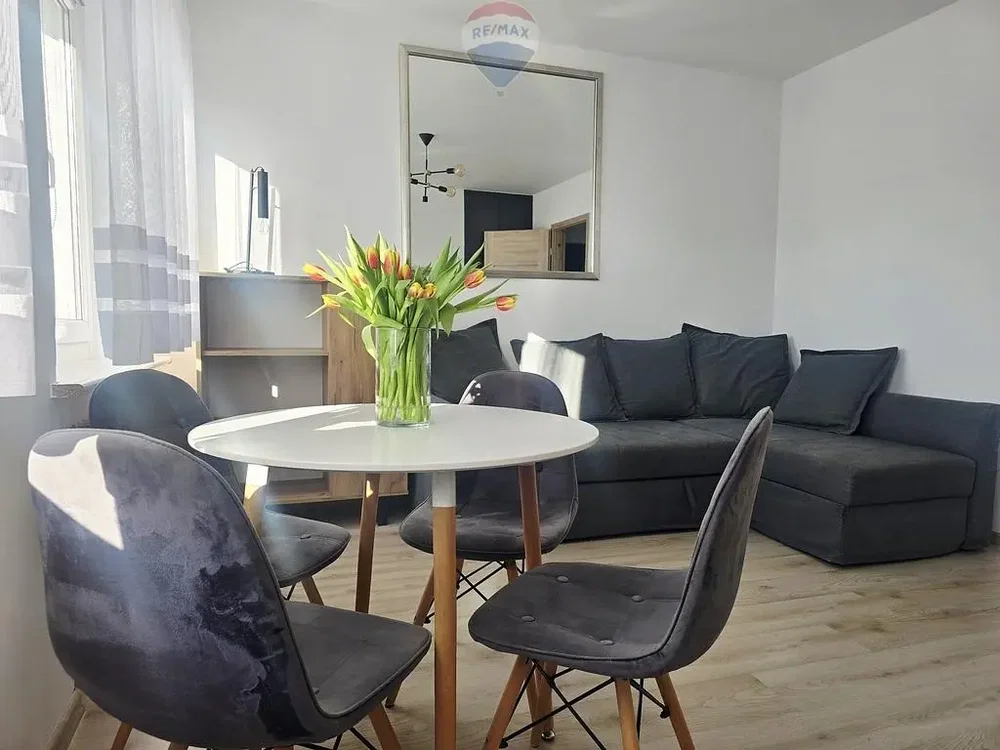 Soggiorno; luce naturale, stile moderno, pavimento in legno