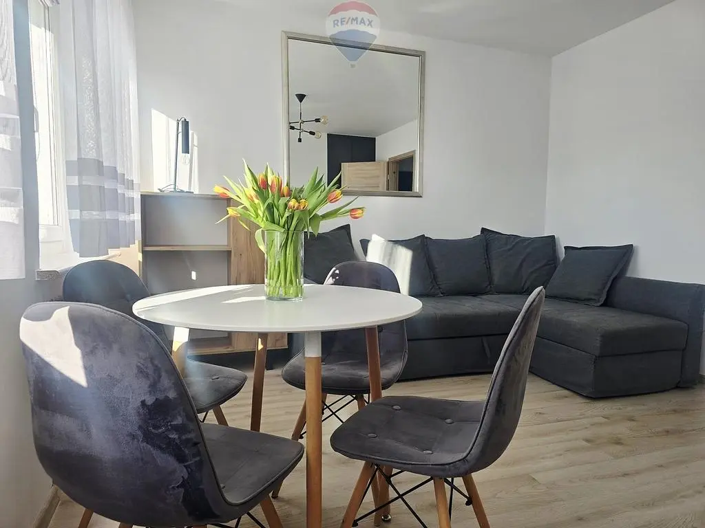 Soggiorno; luce naturale, stile moderno, pavimento in legno