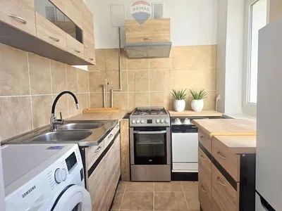 Mutfak; mutfak aletleri, fayans zemin, doğal ışık, modern stil