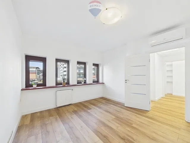 Woonkamer; uitzicht, houten vloer, natuurlijk licht, gerenoveerd