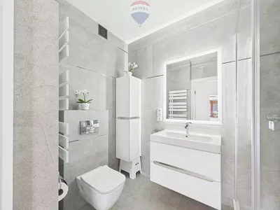 Купатило; плочице, реновиран, природно светло, модерни стил