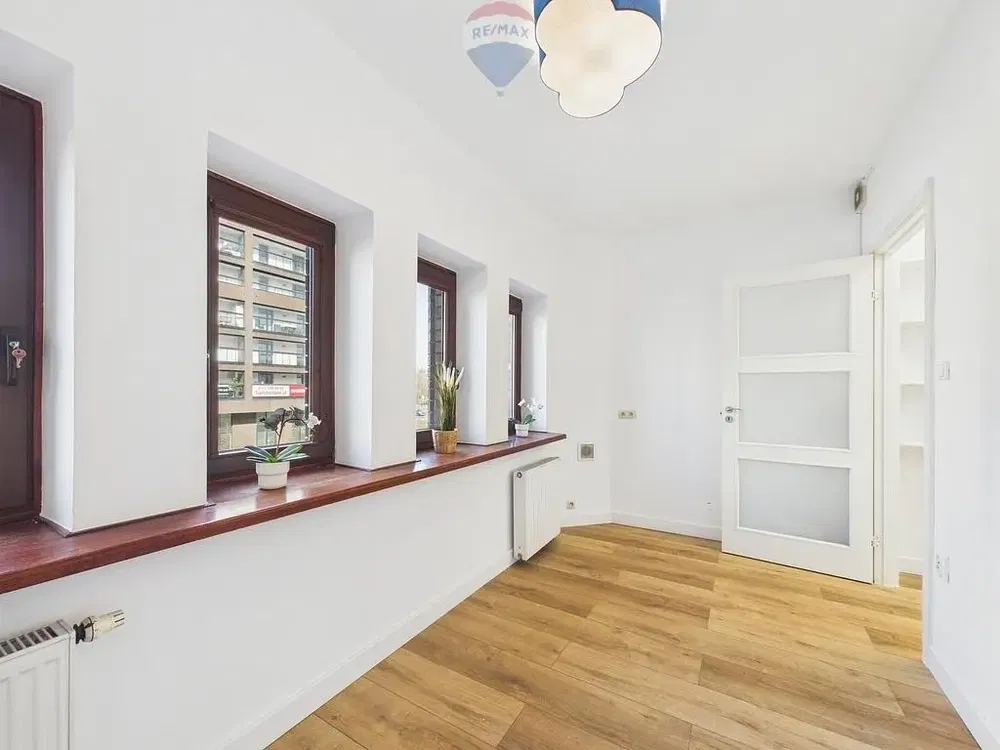 Дневна соба; поглед, дрвени под, природно светло