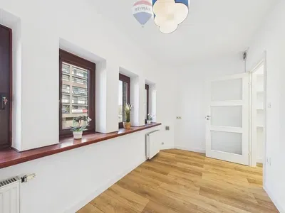 Дневна соба; поглед, дрвени под, природно светло