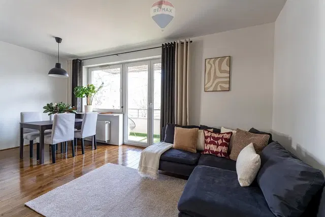 Woonkamer; natuurlijk licht, houten vloer, moderne stijl