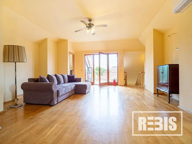 Salon; podłoga drewniana, światło dzienne