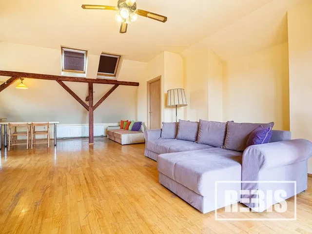 Salon; podłoga drewniana, światło dzienne