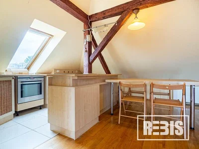 Cuisine; poutres en bois, parquet, lumière naturelle, style rustique