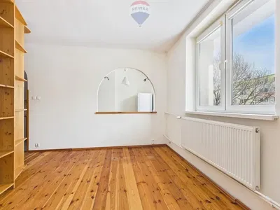 غرفة معيشة; أرضية خشبية, ضوء طبيعي, إطلالة