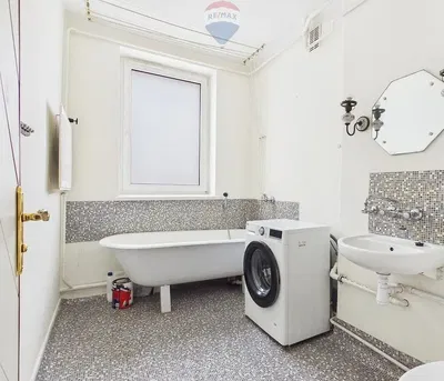 حمام; أرضية من البلاط, ضوء طبيعي