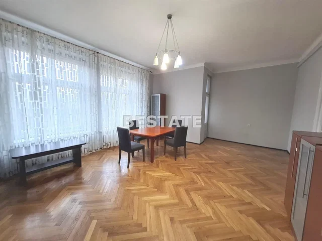 Woonkamer; houten vloer, natuurlijk licht