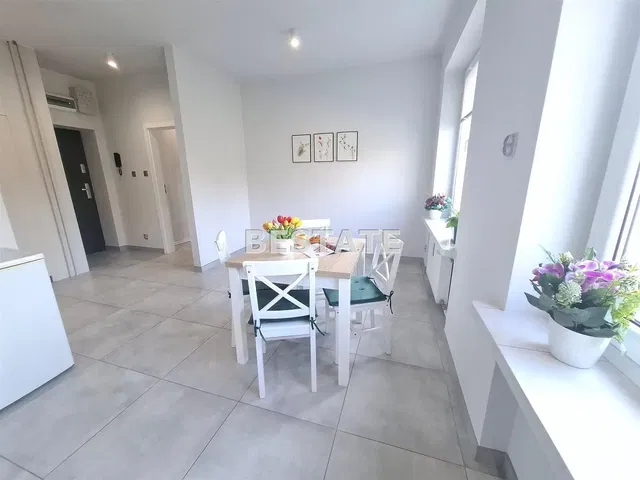 Keuken; tegelvloer, natuurlijk licht, moderne stijl