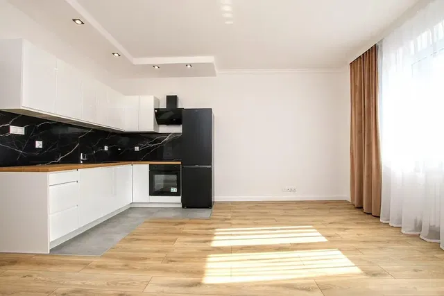 Cozinha; eletrodomésticos, luz natural, estilo moderno
