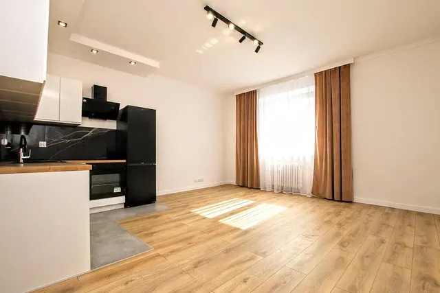 Cozinha; eletrodomésticos, luz natural, estilo moderno, chão de madeira