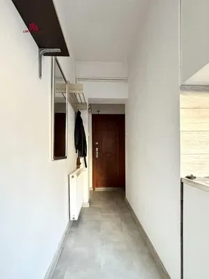 غرفة خلع الملابس; أرضية من البلاط, ضوء طبيعي