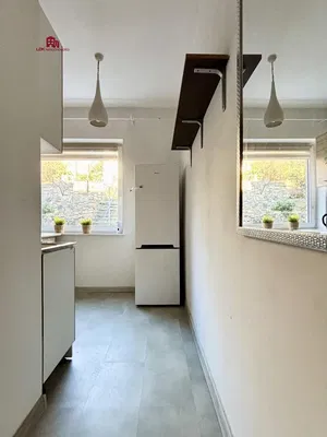 مطبخ; إطلالة, أرضية من البلاط, ضوء طبيعي