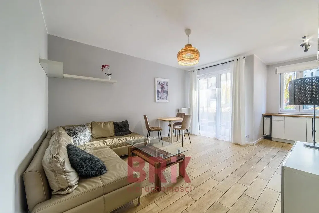 Salon; styl nowoczesny, podłoga drewniana, światło dzienne
