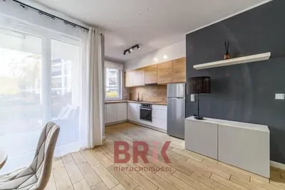 Mutfak; mutfak aletleri, ahşap zemin, doğal ışık, modern stil