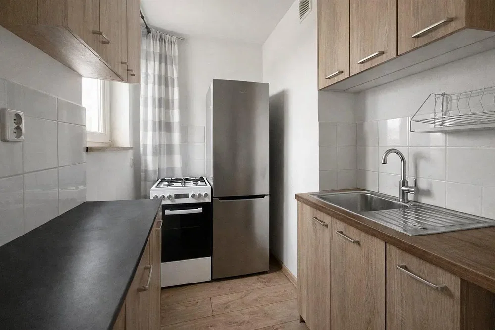 مطبخ; أجهزة المطبخ, أرضية من البلاط, ضوء طبيعي