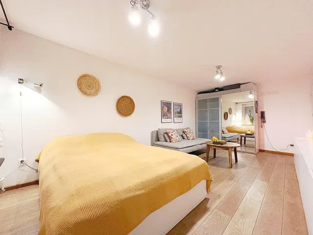 Quarto; chão de madeira, luz natural, estilo moderno