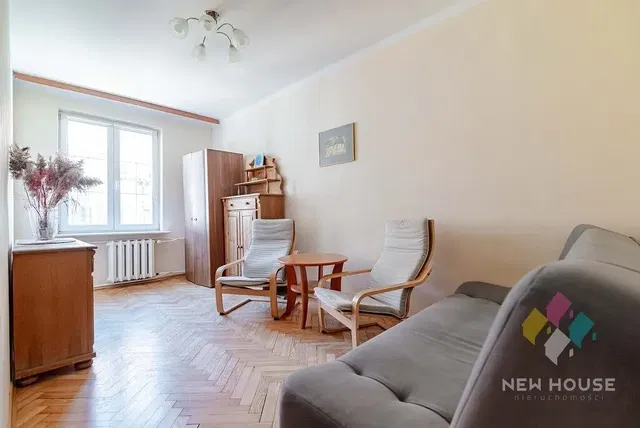 Salon; parquet, lumière naturelle, style moderne