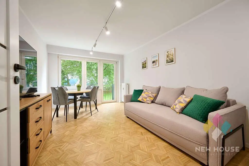 Salon; vue, parquet, lumière naturelle, style moderne