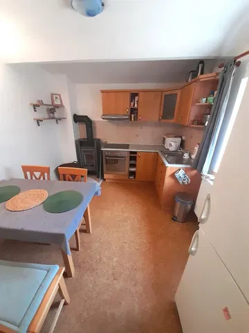 Cucina; camino, pavimento in piastrelle