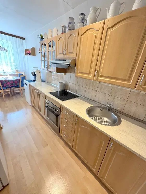 Küche; küchengeräte, fliesenboden, tageslicht, moderner stil